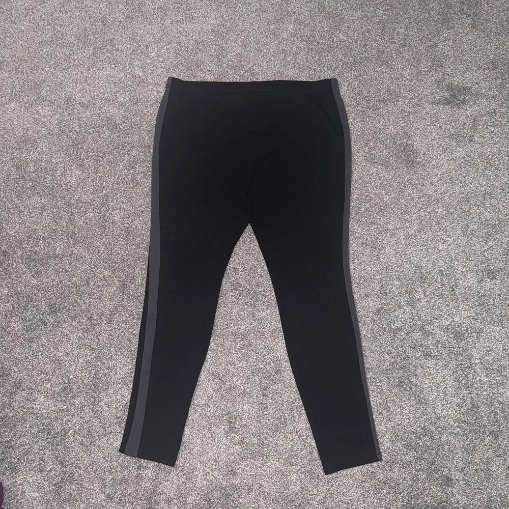 Simply Vera - Vera Wang Women's Black Leggings w/ Grey Side Stripe - Size Large